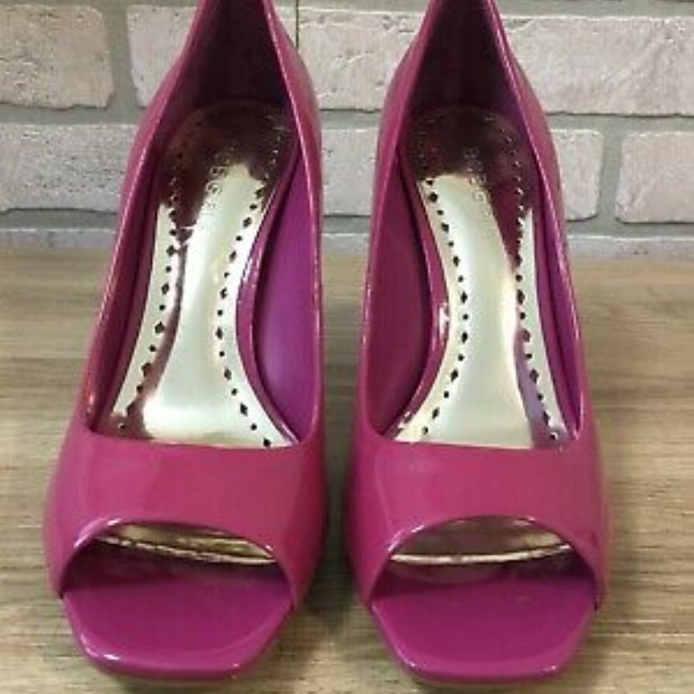 Unworn BCBG Womens Ariel Pink Berry Patent Leather Peep Toe Heel 8M